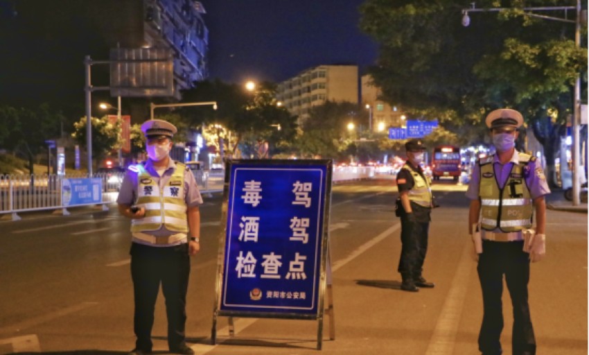 警員對過往車輛乘駕人員進行嚴格檢查。資陽市公安局禁毒支隊供圖