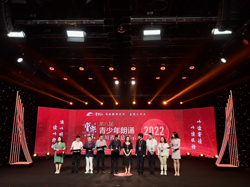 評委老師上臺抽簽。侯杰攝