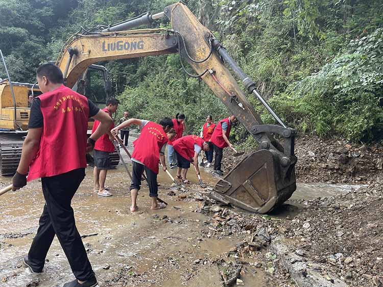 配合機械設備清淤。青川縣融媒體中心供圖