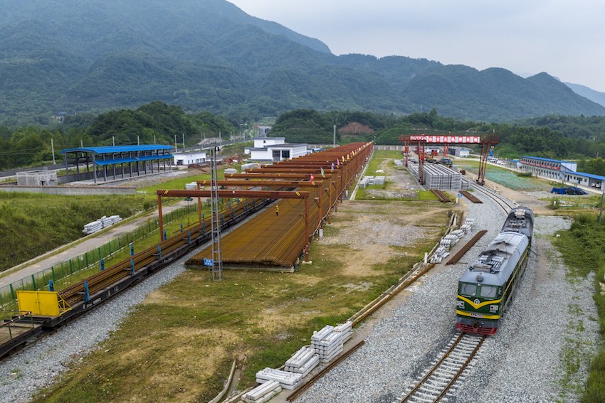 鋪架工程計劃采取“直鋪法”與“換鋪法”相結合的方式組織施工。成蘭公司供圖