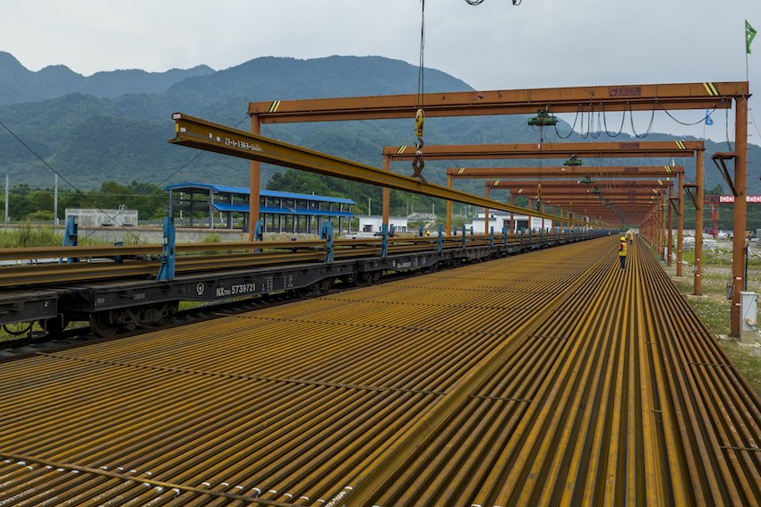 鋼軌吊裝現場。成蘭公司供圖