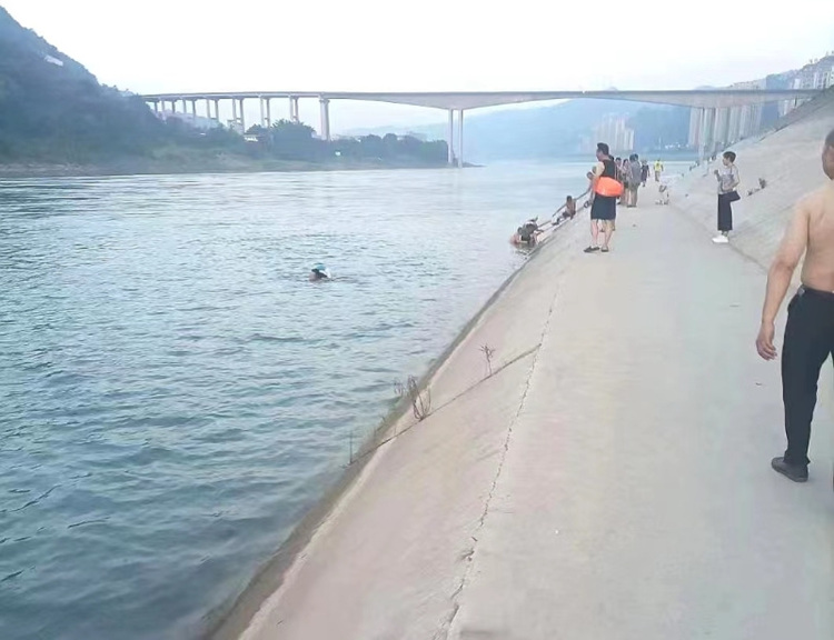 王永杰、鄒敏和周圍熱心群眾在施救。當地群眾供圖