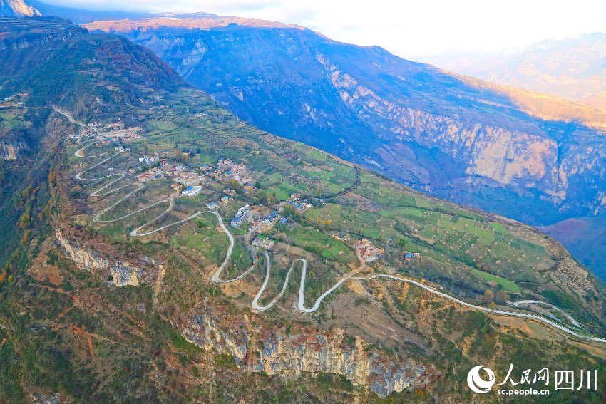 布拖縣，通往拉果鄉尾木村、阿布洛哈村的公路。王德攝