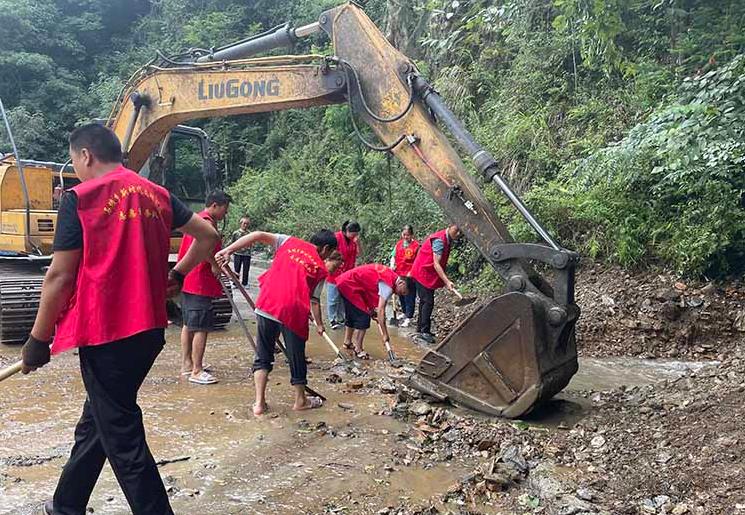 災情發生后，該縣新時代文明實踐中心立即啟動應急機制，各鄉鎮新時代文明實踐所、各村新時代文明實踐站組織廣大志愿者奔赴抗洪搶險最前沿、最險處，戰洪水、保家園。