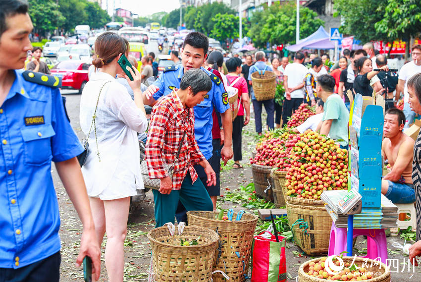 合江縣馬街荔枝交易市場上人來人往，荔枝交易紅火。李貴平攝