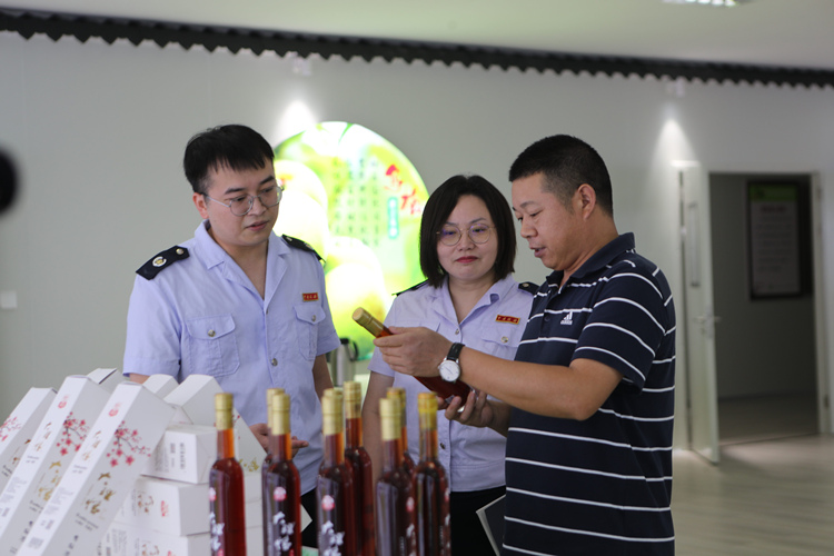 稅務干部在企業了解生產經營情況，確保政策紅利直達快享。達州市稅務局供圖