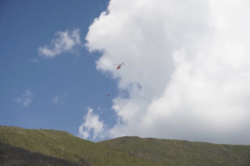 地空協同滅火， 直升機實施灑水作業。四川省森林消防總隊供圖