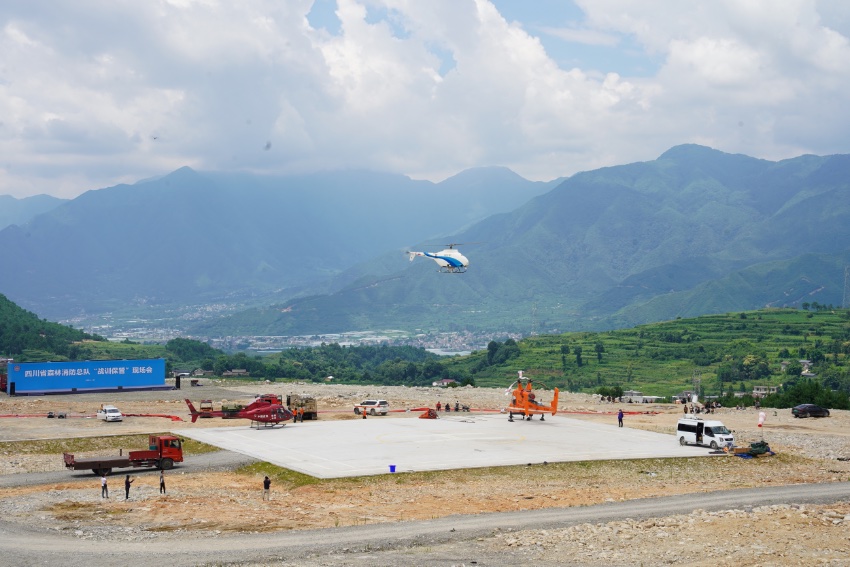 直升機起飛勘察火場。四川省森林消防總隊供圖