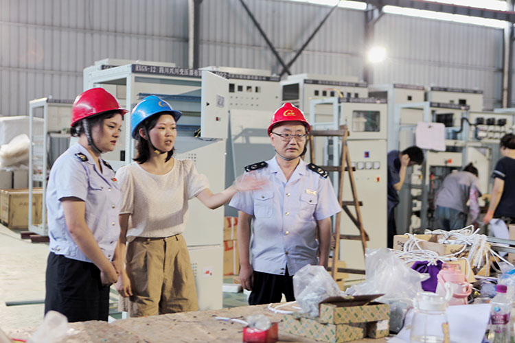 稅務干部到企業實地走訪。達州市稅務局供圖