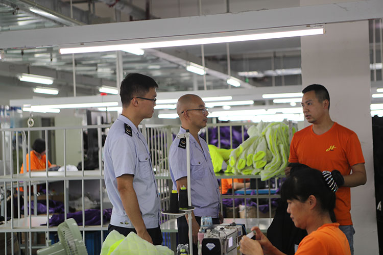 稅務干部到企業詢問貸款是否到位。達州市稅務局供圖