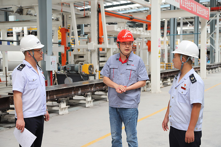 企業負責人向稅務干部介紹企業經營情況。四川省稅務局供圖