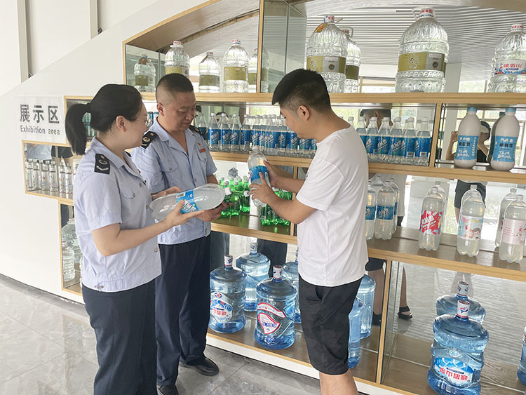 稅務干部到企業“點對點”宣傳留抵退稅政策。四川省稅務局供圖