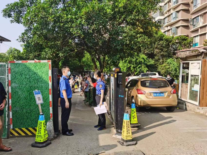 協助小區警戒。成都市城市管理行政執法總隊供圖