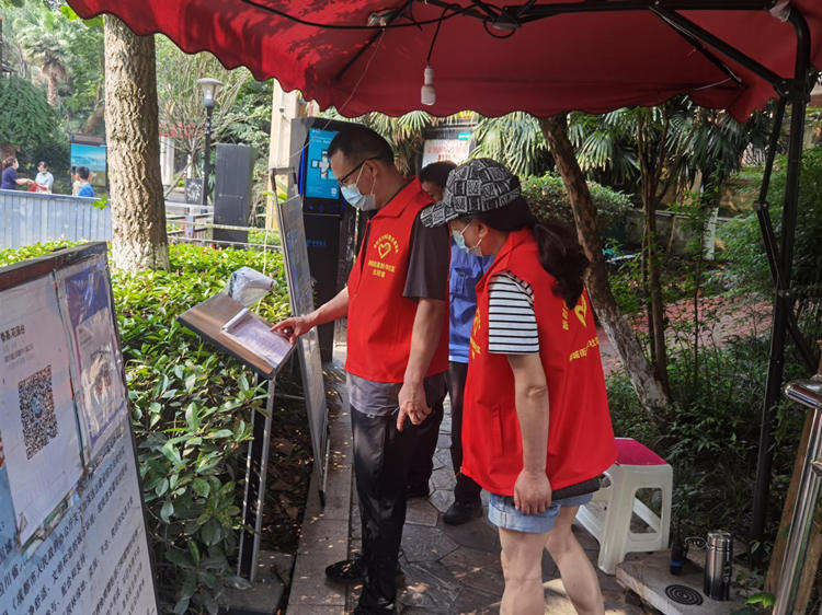 “雷鋒伙伴”志愿服務隊參與疫情防控門崗值守。柳城街道辦供圖