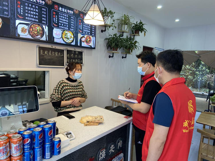 “雷鋒伙伴”志愿服務隊走訪商家。柳城街道辦供圖