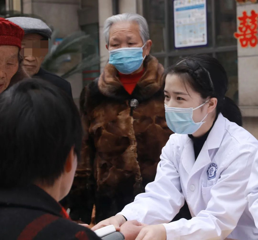 為群眾做義診。長寧縣中醫醫院供圖