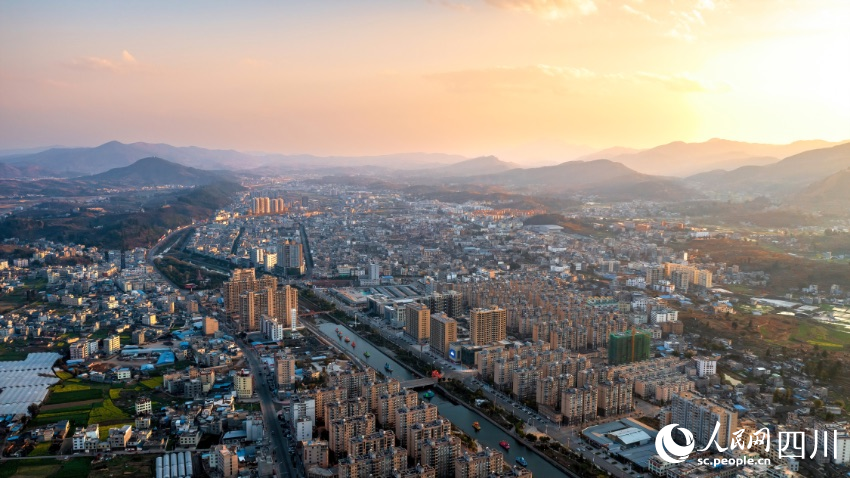 海拔1800米的會理縣城，氣候宜人。李瑜攝