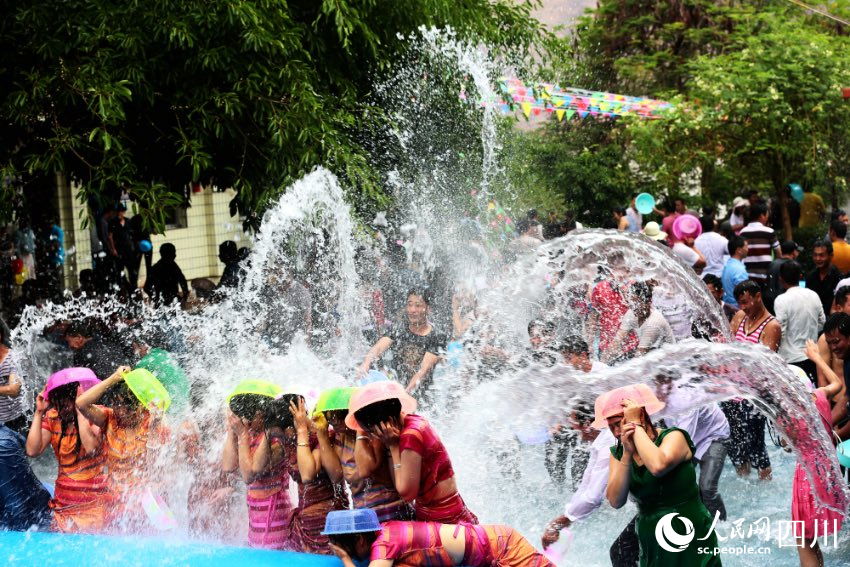 會理傣族潑水節。黃正偉攝