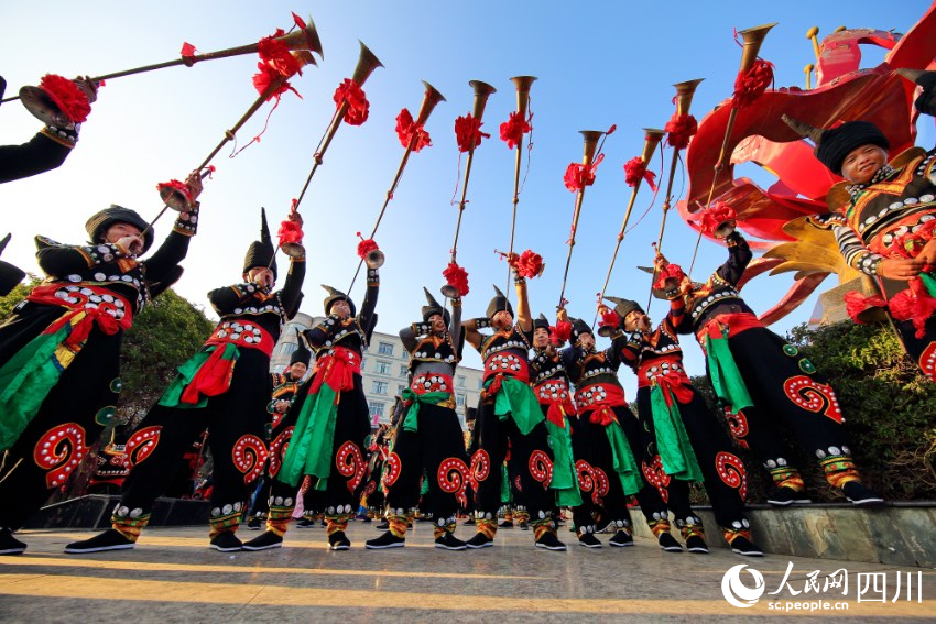 會理彝族長號隊。李小平攝