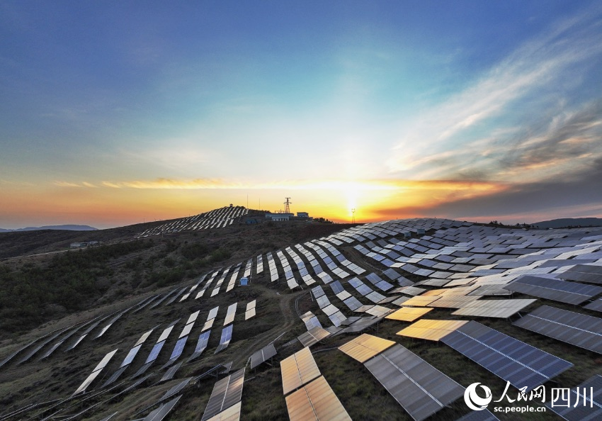 會理擁有豐富的光熱資源，清潔能源迅速發展，圖為樹堡光伏電站。王云攝