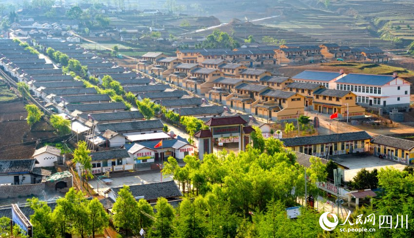 金陽正在大力發展民俗旅游新業態，圖為百草坡鎮丙乙底特色旅游村寨。 曲木子撒攝