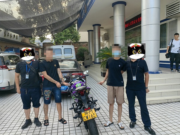 犯罪嫌疑人朱某和孟某指認搶劫車輛。資陽市公安局雁江區分局供圖