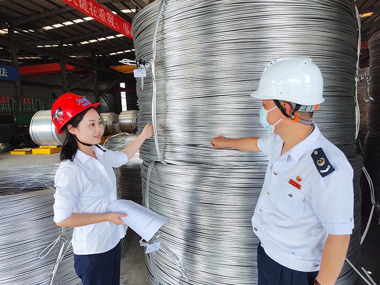 稅務干部到企業查看企業生產情況，開展稅費政策宣傳。四川省稅務局供圖