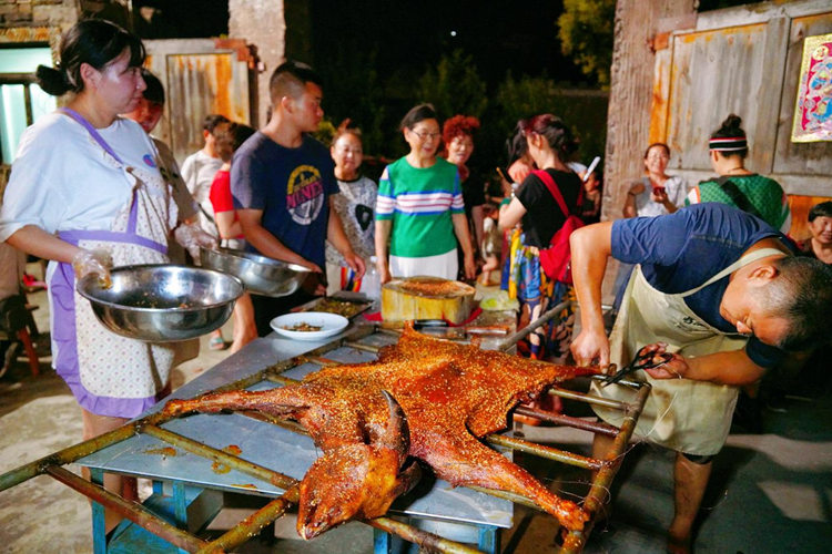 新鮮的烤全羊。茂縣融媒體中心供圖