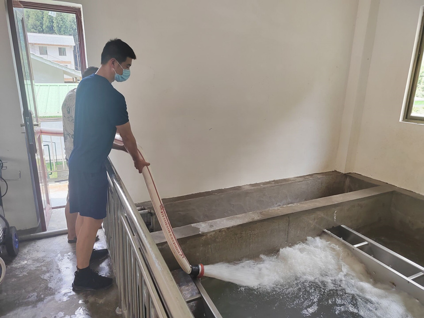 消防員向蓄水池供水。眉山市消防救援支隊供圖