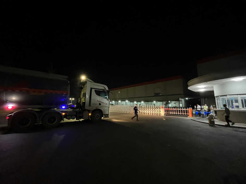 中石油四川銷售宜賓分公司保障寧德時代公司緊急用油需求。劉欣攝