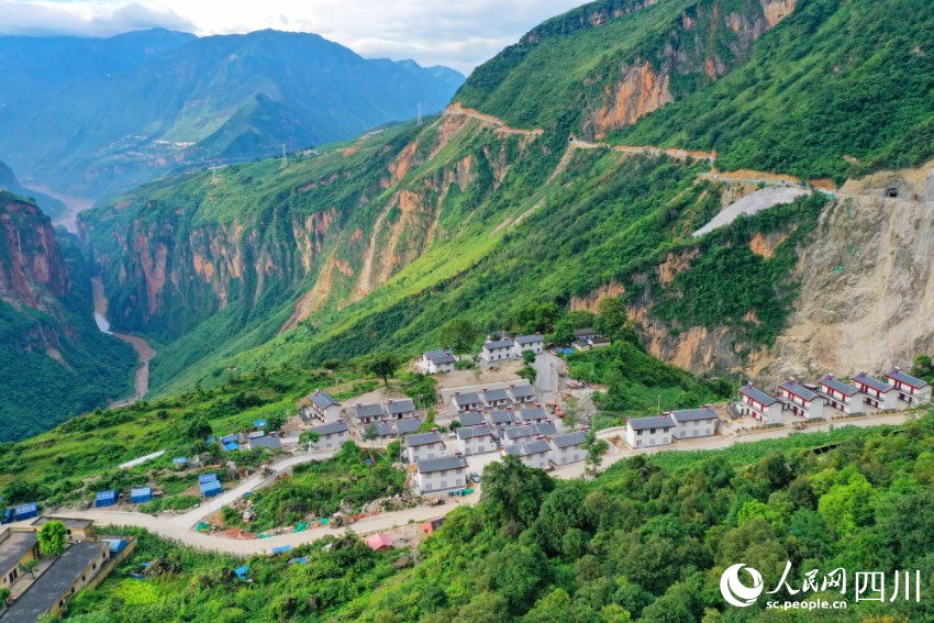 布拖縣阿布洛哈村，是全國最后一個通公路的建制村。王德攝