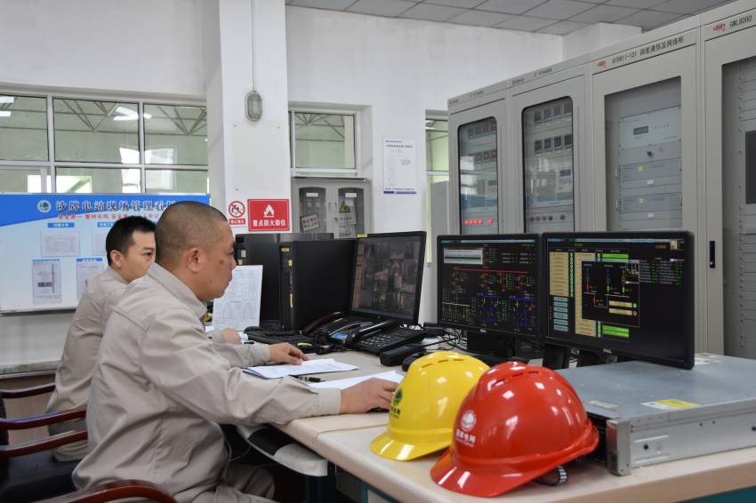 沙牌電站中控室運維值班。國網四川岷江供電有限公司供圖