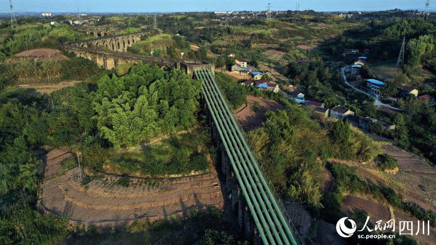 架設在空中的沱灌工程管道和渡槽。王斌攝