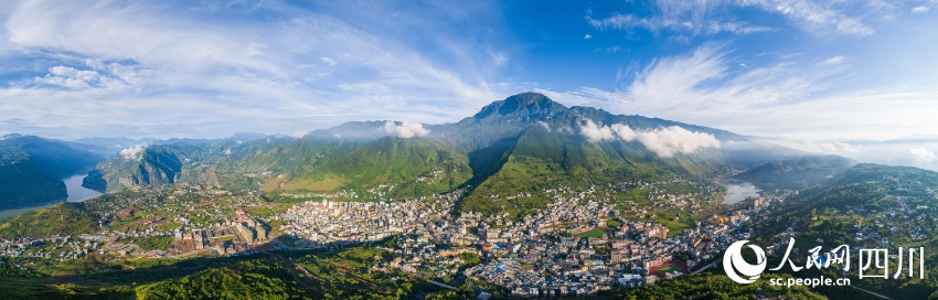 雷波縣城。唐曉軍攝