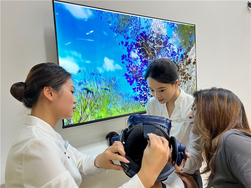 用VR“體驗暢游”中醫藥世界。天府中藥城供圖