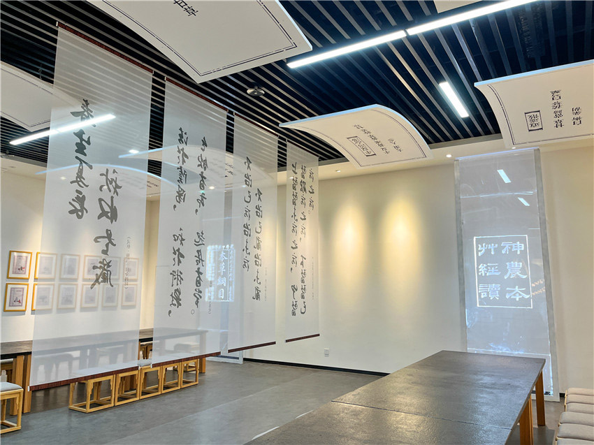 充滿中醫文化特色的布置。天府中藥城供圖