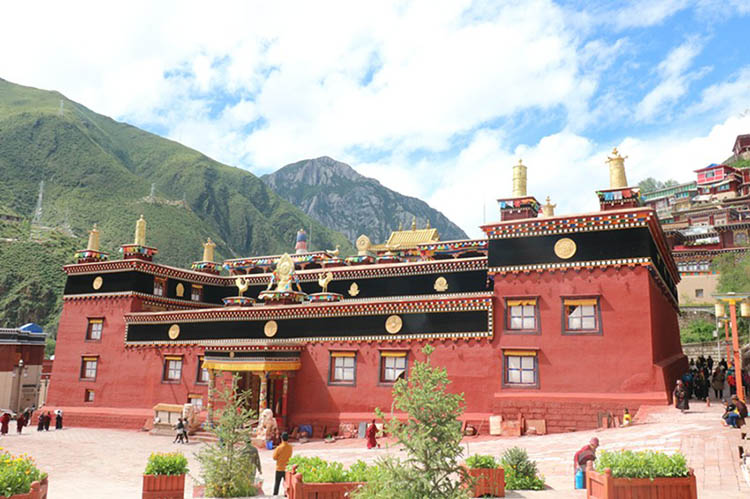 德格印經院珍藏著大量藏醫藥典籍。