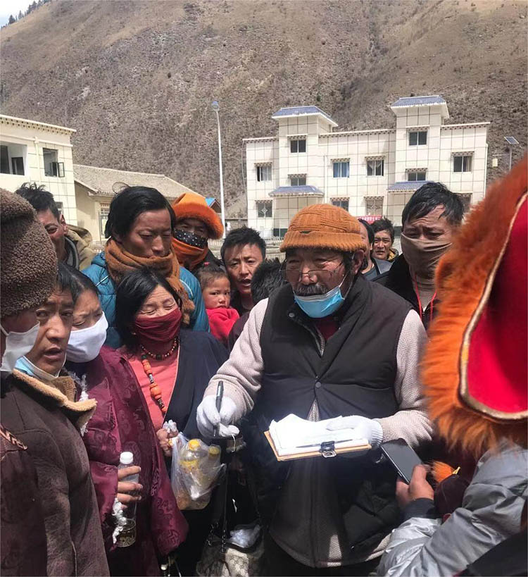 最美鄉村醫生占瑪澤仁走訪群眾。