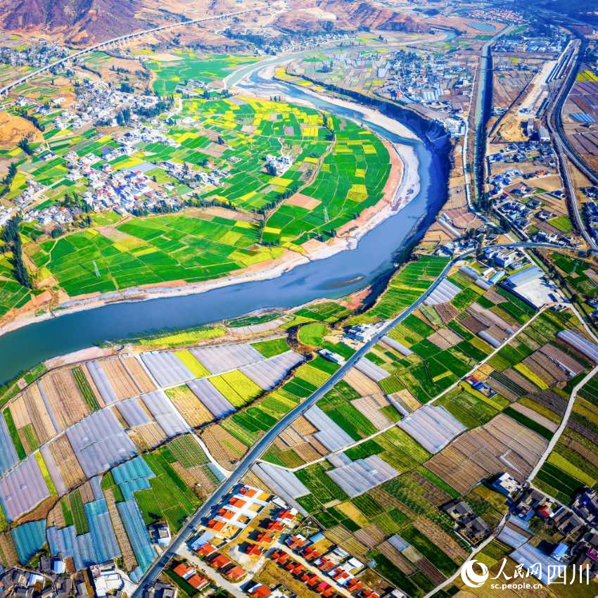 冕寧盛產糧食、油料、烤煙、蠶桑、花椒、水果，被譽為“安寧河畔米糧倉”。圖為冕寧美麗富饒的安寧河谷。葉昌云攝