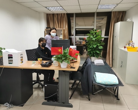 成都農商銀行青羊支行員工24小時駐守，確保疫情防控特殊時期金融服務保障不間斷、不打折。龍鳳攝