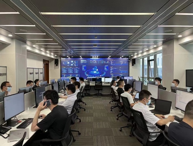 成都銀行數據中心員工堅守崗位保障線上服務穩定運行。成都銀行供圖