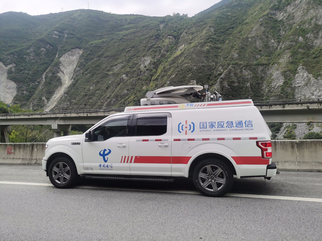 四川電信應急搶險車緊急奔赴一線搶險。中國電信四川公司供圖