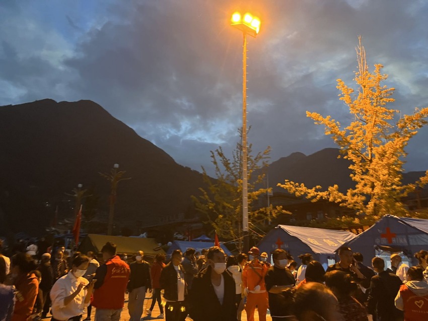 瀘定縣磨西鎮上萬用戶恢復供電。國網四川省電力公司供圖