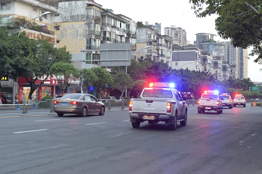 樂山公安交警抗震救災突擊隊緊急趕赴瀘定抗震救災。樂山公安供圖