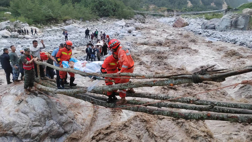 9月5日，消防員正在轉移群眾。四川省森林消防總隊供圖