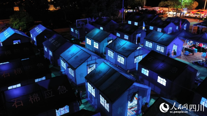 雅安市石棉縣震后第一夜。曹頎攝