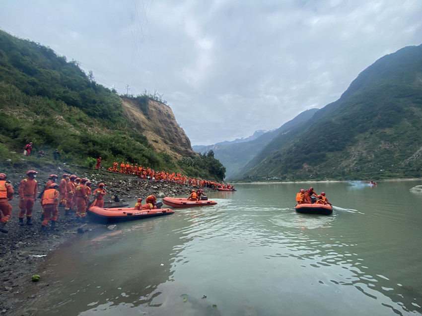 阿壩州森林消防支隊駕駛皮劃艇進入得妥鎮灣東村轉移受傷村民。四川省森林消防總隊供圖