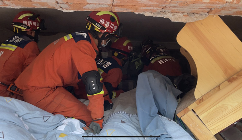 9月5日19時01分，救援人員對學校被困者進行救援。劉國謙攝