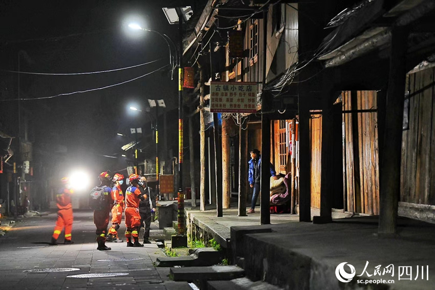 9月6日，凌晨雅安消防支隊消防救援人員在燕子溝村協助村民開展隱患排查。華小峰攝