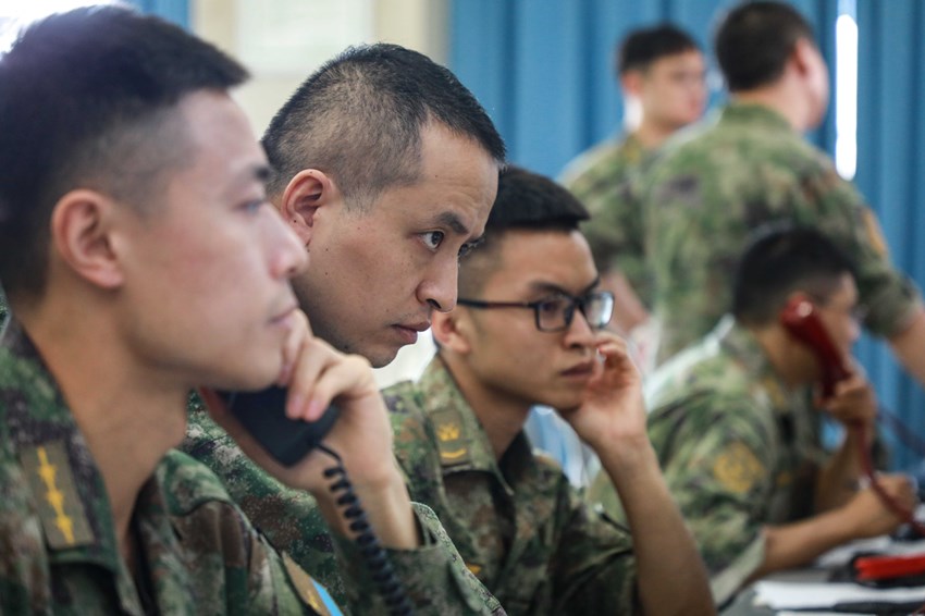 空管保障組成員緊密配合，有序組織各類救災飛行空管保障。卜令軍攝
